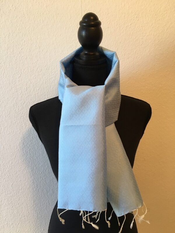 foulard en soie bleu ciel