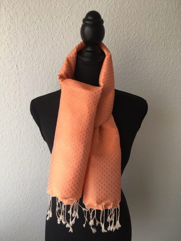 Foulard en soie rose saumon