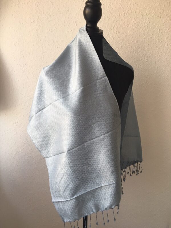 foulard en soie gris clair