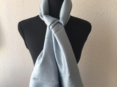 foulard en soie gris clair