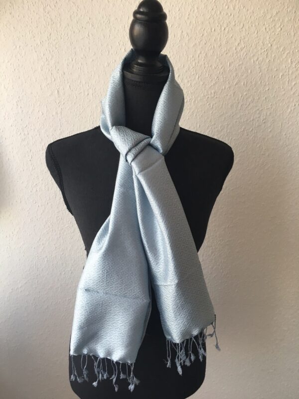 foulard en soie gris clair