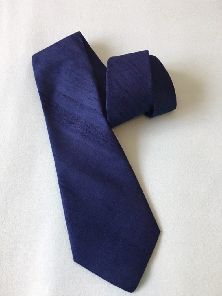 Cravate en soie bleu marine