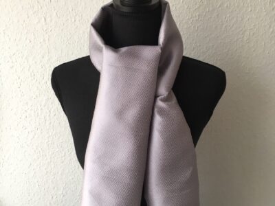 foulard en soie gris clair