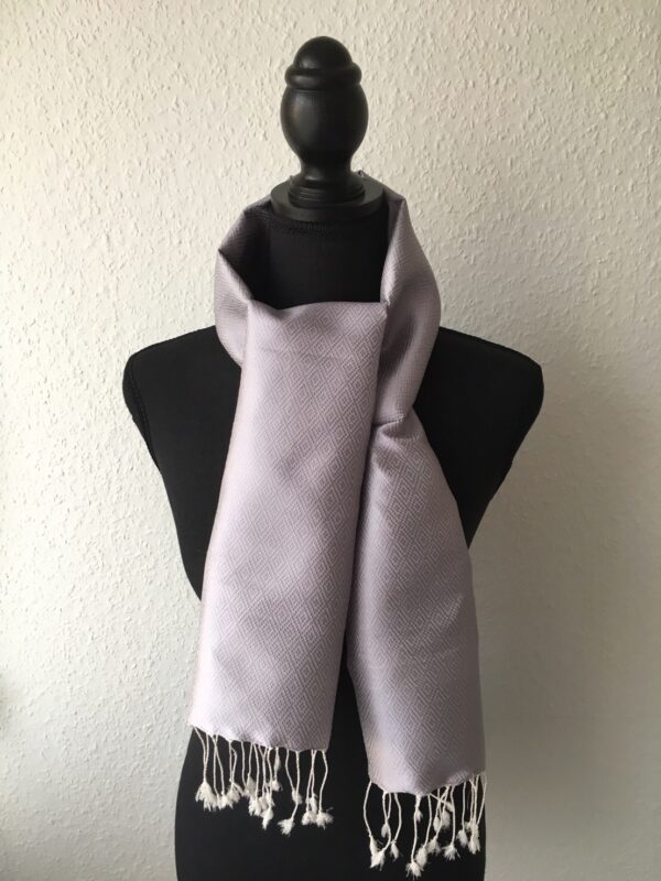 foulard en soie gris clair