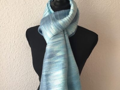 Grand foulard en soie bleu pastel