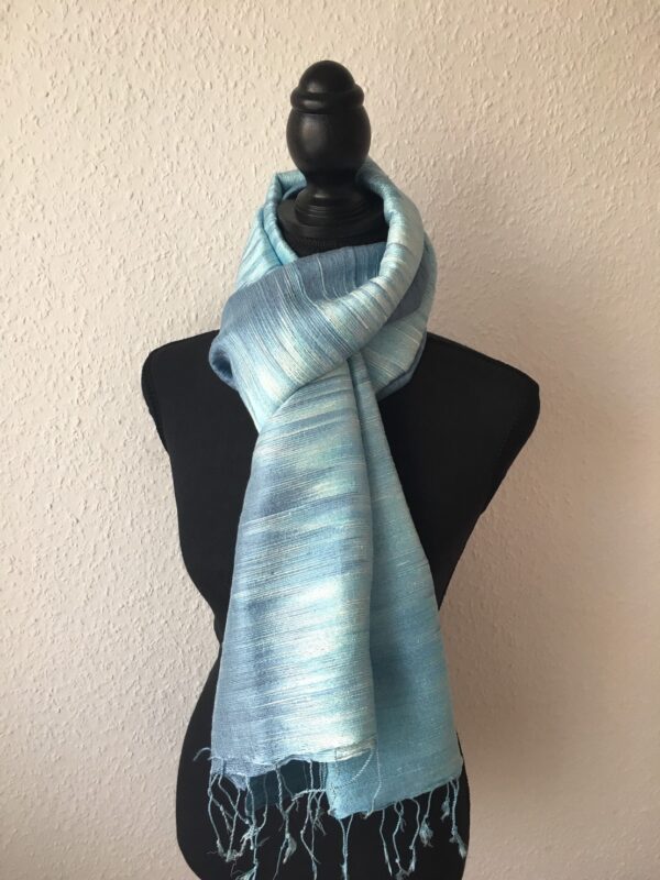 Grand foulard en soie bleu pastel