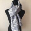 Grand foulard en soie gris pastel