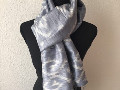 Grand foulard en soie gris pastel