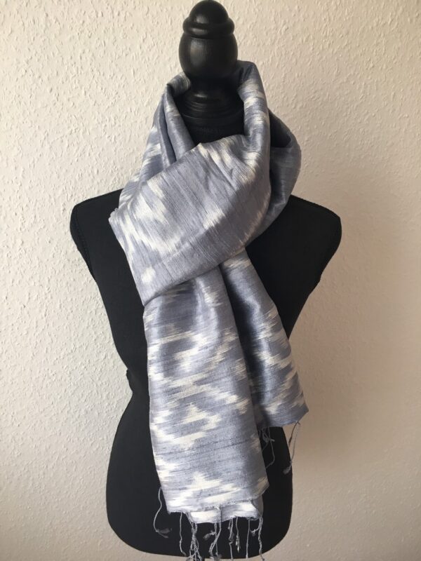 Grand foulard en soie gris pastel