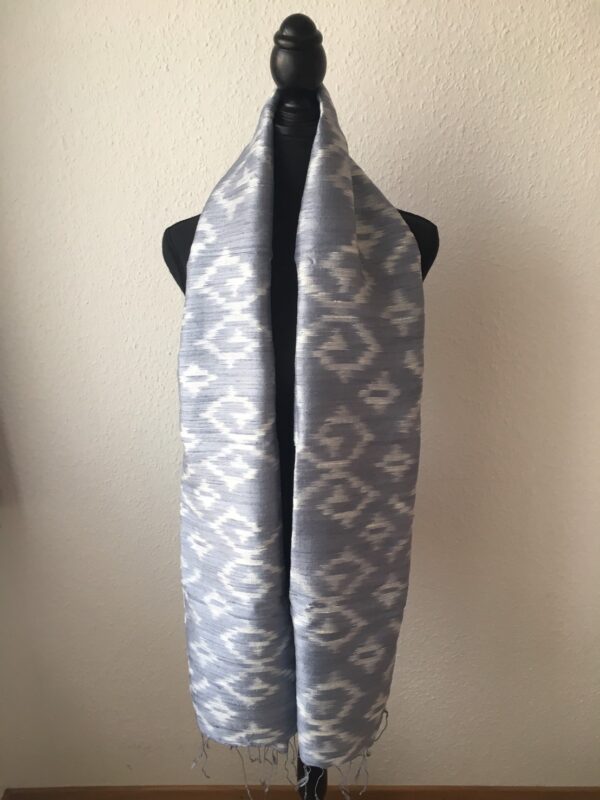 Grand foulard en soie gris pastel