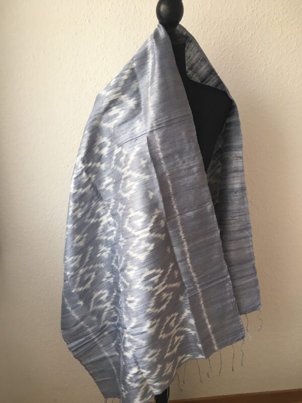 Grand foulard en soie gris pastel