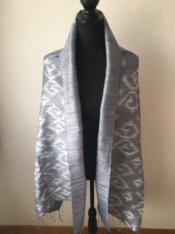 Grand foulard en soie gris pastel