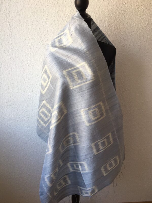 foulard en soie gris