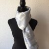 Grand foulard en soie gris