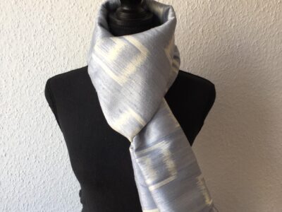 Grand foulard en soie gris