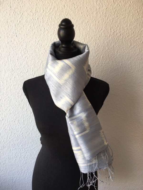Grand foulard en soie gris