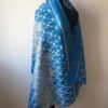 écharpe en soie bleue et grise