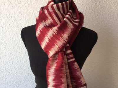 Grand foulard en soie rouge