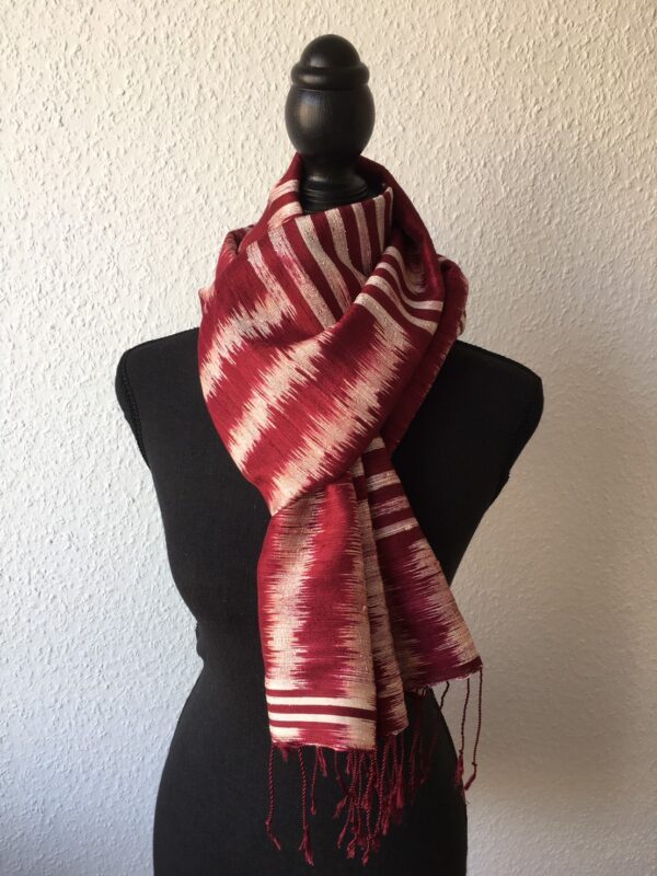 Grand foulard en soie rouge