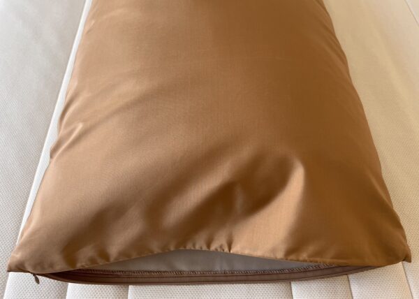 Grande taie d’oreiller en soie café au lait satiné – 47,5 cm x 75 cm – Image 2